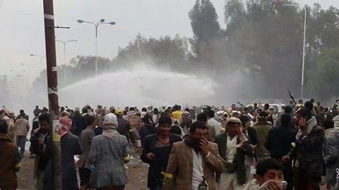 عاجل : قوات الشرطة اليمنية تفض اعتصامات للحوثيين بعد قطع شوارع المطار واغلاق وزرات   يمن فويس