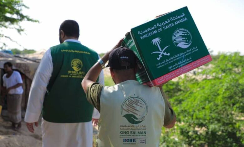 فريق من مركز الملك سلمان للإغاثة يطلع على توزيع سلة إطعام بمحافظة المهرة