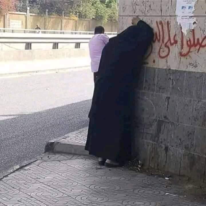 لأول مرة أبيع مناديل .. مواطن يمني يعترف بموقف أبكاه علناً وسط صنعاء ويشرح القصة ؟