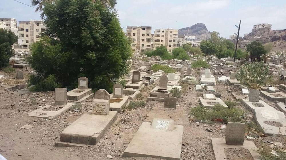 في حادثة نادرة ومثيرة في اليمن : هلع وهروب جماعي بين المشيعين بعد خروج ميت من كفنه وعودته للحياة