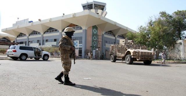 مسلحون يغلقون مطار عدن الدولي بعد إغلاق الخط البحري وسط انتشار أمني
