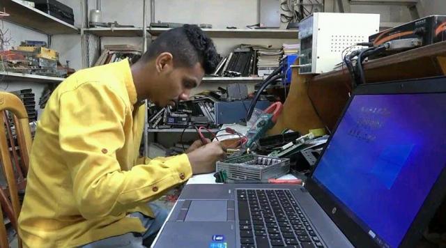 شاب يمني يتمكن من إختراع جهاز لتشغيل السيارات وحمايتها يعمل بالبصمة 