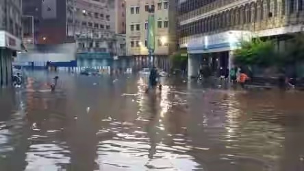 طوفان مخيف من السيول يغرق عدد من أحياء العاصمة صنعاء .. صور