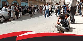 مواطن يمني تراكمت ديونه وإيجارات الشقة فأخرجة مالكها مع أطفالة إلى الشارع بالقوة أمام الجميع .. فيديو