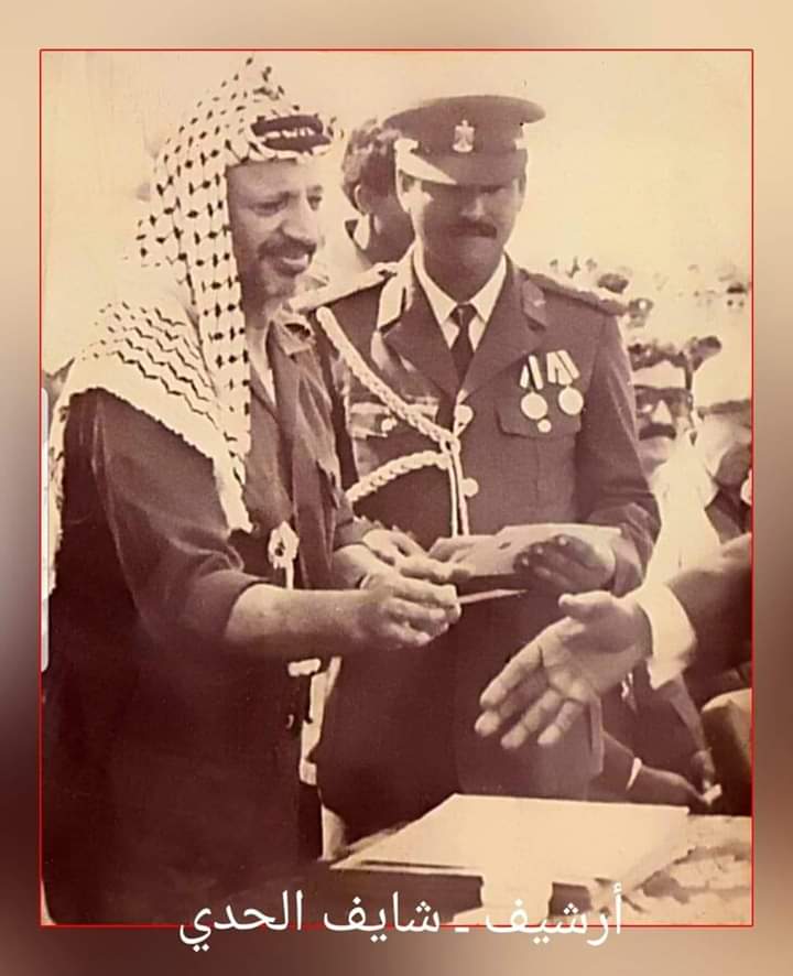 شاهد صورة نادرة للرئيس الفلسطيني ياسر عرفات مع قائد عسكري يمني راحل 