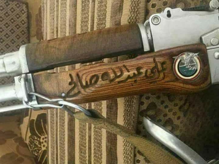 بندقية الرئيس الراحل صالح الذي نهبها الحوثيين تثير جدل في مواقع التواصل .. صورة