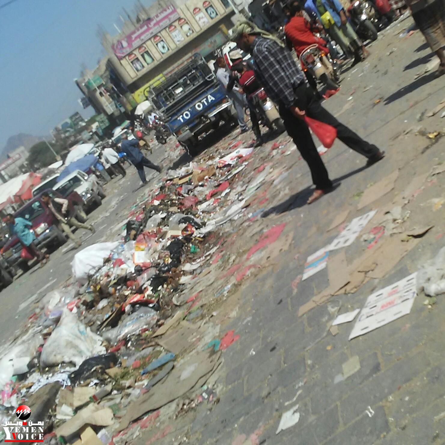 شاهد صورة للشارع الرئيسي بمدينة الضالع كيف أصبح مكدساً بالقمامة ؟