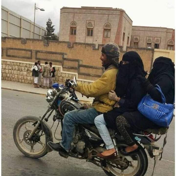 لأول مرة يحدث في اليمن ...صورة لفتيات في صنعاء يستخدمن هذه الوسيلة للتنقل