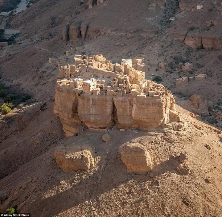 قرية يمنية تقع على قمة صخرة عملاقة ويتطلب من الزائر لها أن يجيد هذه الرياضة للوصول .. صورة