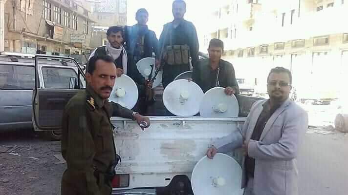 شاهد صورة للحوثيين وهم ينهبون  أجهزة بث شبكات الواي فاي في أحياء العاصمة صنعاء