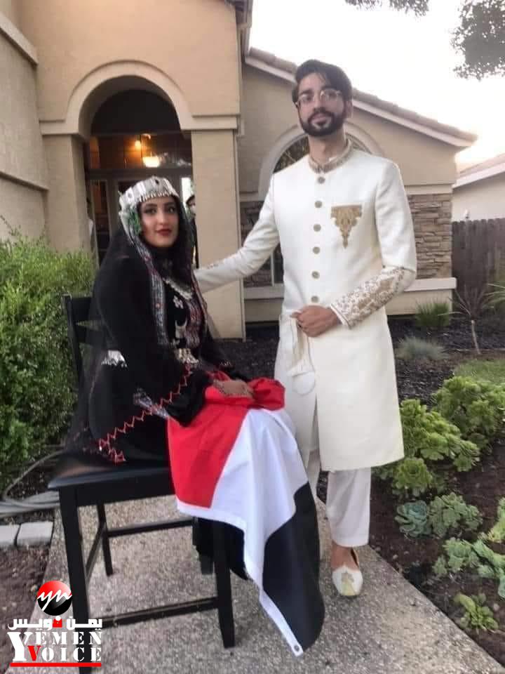 شاهد .. عروس يمنية تفاجئ الجميع برفع علم اليمن عاليا اثناء مراسيم زواجها من رجل باكستاني ( صور ) 