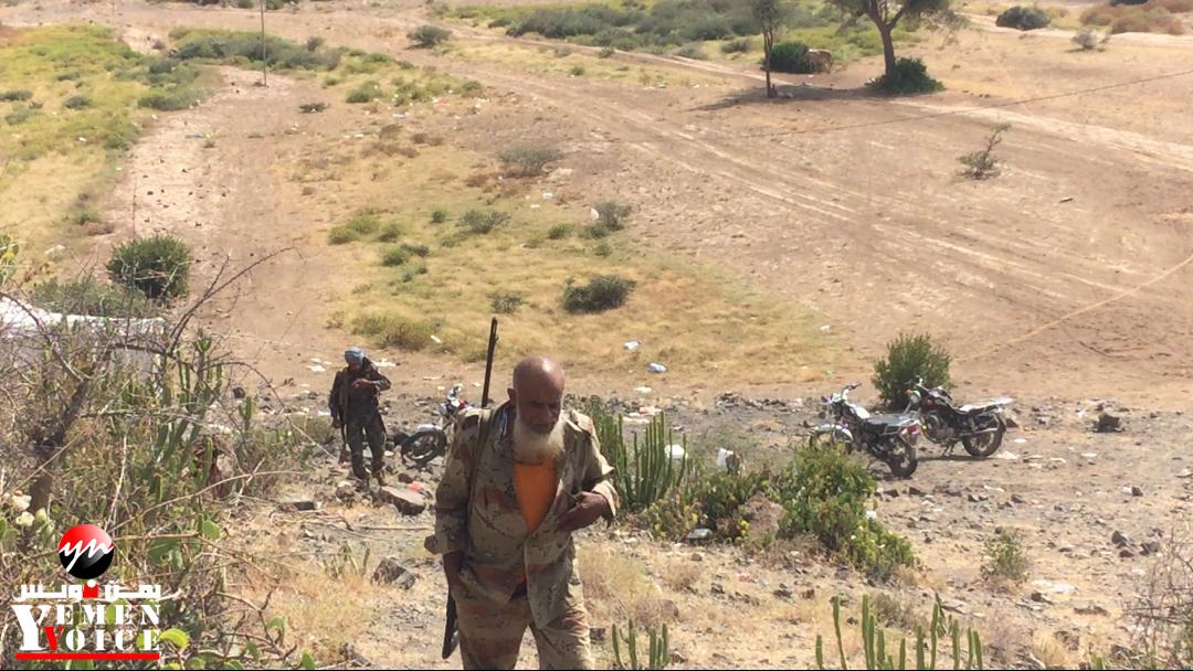 شاهد صورة لمواطن  تقدم بالعمر  في الخطوط الأمامية  لجبهة الفاخر  بالضالع  يقاتل  الحوثيين و يتعهد بطردهم