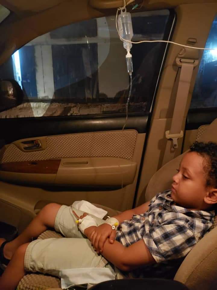 شاهد صورة لأطفال يمنيين يتلقون العلاج داخل السيارات خوفاً من المشافي الموبوءة