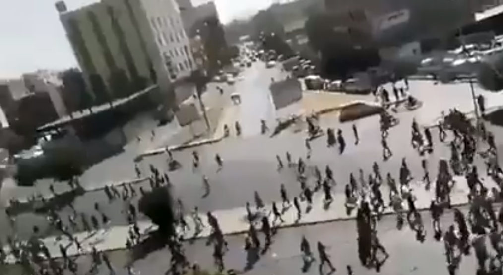 شاهد بالفيديو : #صنعاء_تنتفض ضد الحوثيين في أول مسيرة حاشدة والهشتاغ يشتعل ويتصدر توتير