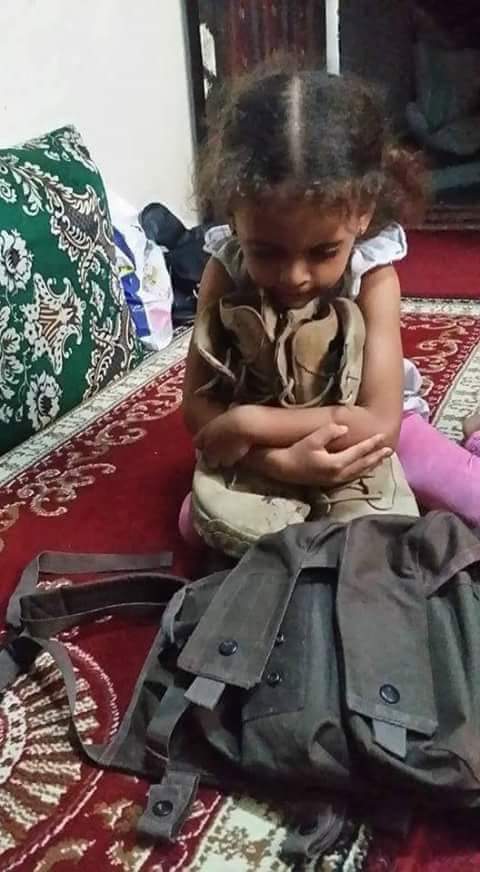 شاهد صورة لطفلة تحتضن حذاء إبيها الشهيد في قصف مأرب وهي تردد كلمات "أشتي أشوف أبي"