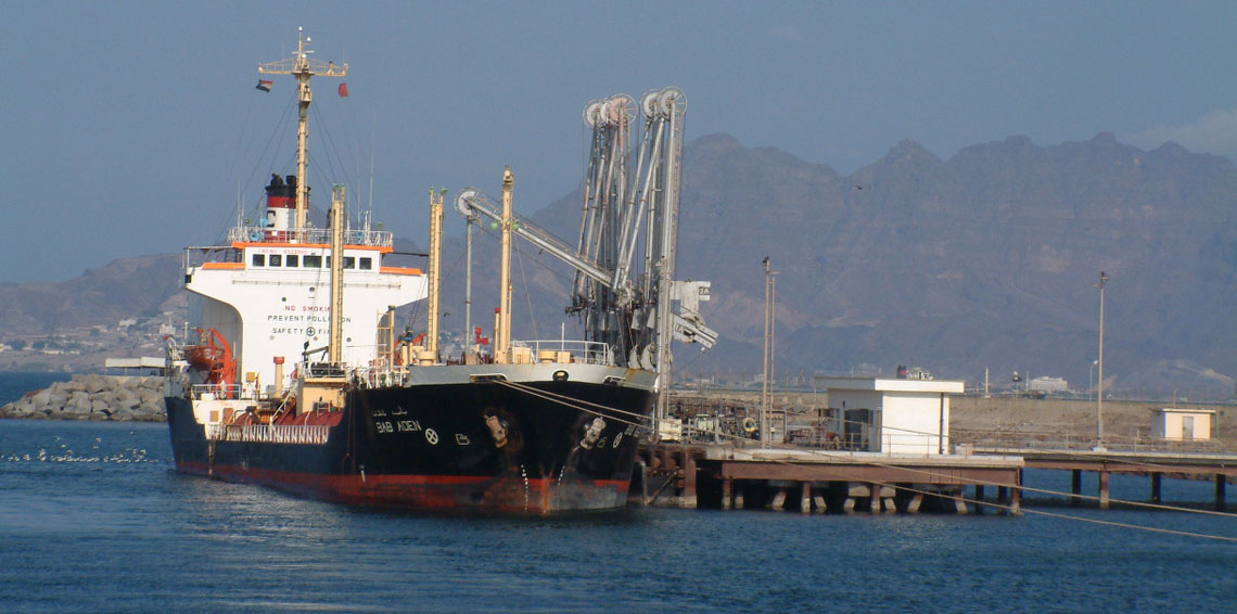  قوات اماراتية تقتحم ميناء المكلا وتنهب حاويات الأموال