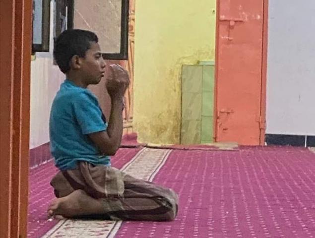 هكذا أصبح حال طفل يمني ظهر باكياً في إحدى المساجد ؟
