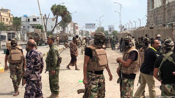 الانتقالي يلوح بإنقلاب جديد في عدن