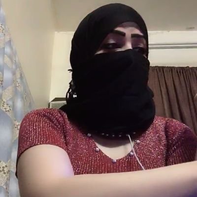 فتاة تستدرج مغتربين على مواقع التواصل بوضع مخل ونشطاء يمنيون يحذرون من حسابات الإبتزاز
