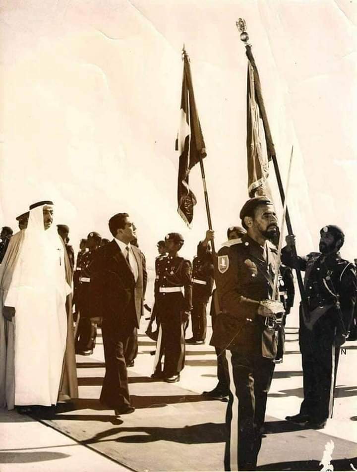 الرئيس الشهيد إبراهيم الحمدي في صورة نادرة مع أمير الكويت اثناء استقباله في المطار