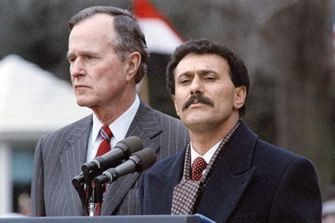 الرئيس الراحل صالح يظهر في صورة نادرة غاضباً وبجانبه الرئيس الأمريكي جورج بوش الأب