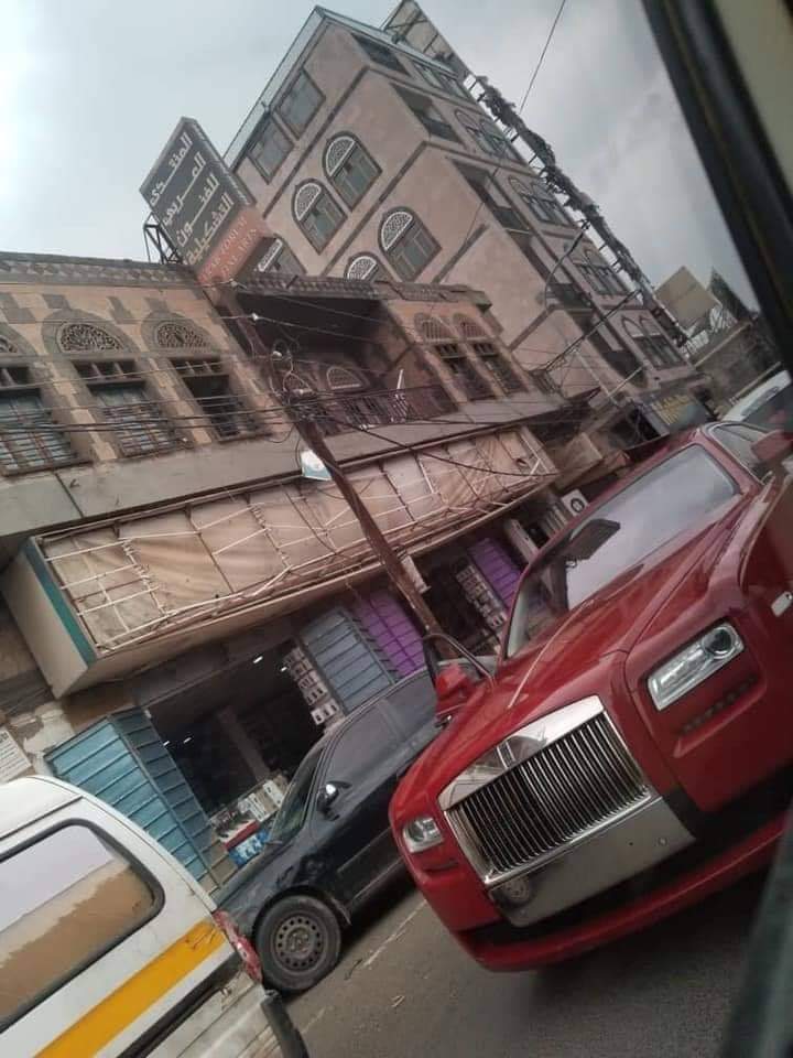 سائق سيارة رايز في صنعاء يعتدي بالضرب واللطم على سائق تاكسي لهذا السبب الغير متوقع ؟
