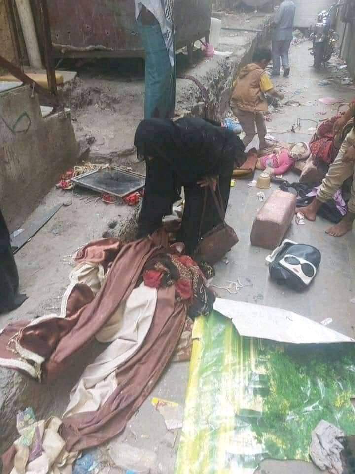 شاهد صورة تدمي القلب لأسرة يمنية فقيرة طردها مالك المنزل وألقي بأدواتها في الشارع 