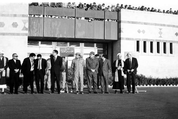 هكذا ظهر الرئيس ابراهيم الحمدي في عام  1973 بمطار صنعاء مع الارياني ومكي والحجري ونعمان