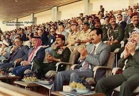 في عرض شبابي عام 1989احتفالاً بعيد 26 سبتمبر .. صورة للرئيس الراحل صالح مع زعماء عرب والغريب بالذي قدمه صدام حسين حينها؟
