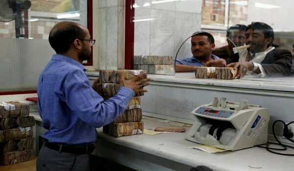البنك المركزي يحدد سعر صرف الريال اليمني مقابل الدولار بسقف مرتفع ويكشف عن مزايا جديدة