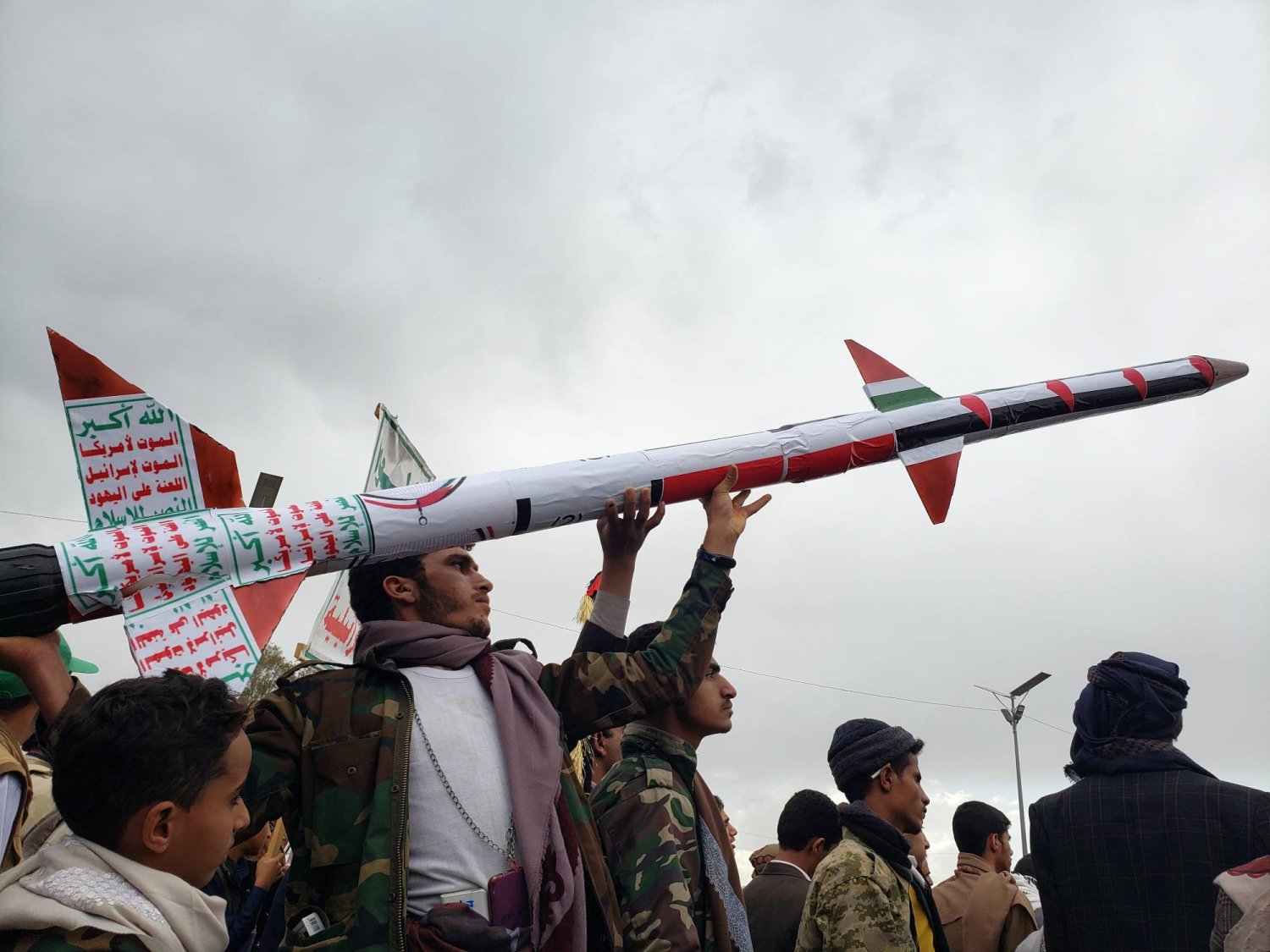 أمريكا تعلن عن تدمير زورقاً مسيّراً وطائرة بدون طيار تابعة لمليشيات الحوثي
